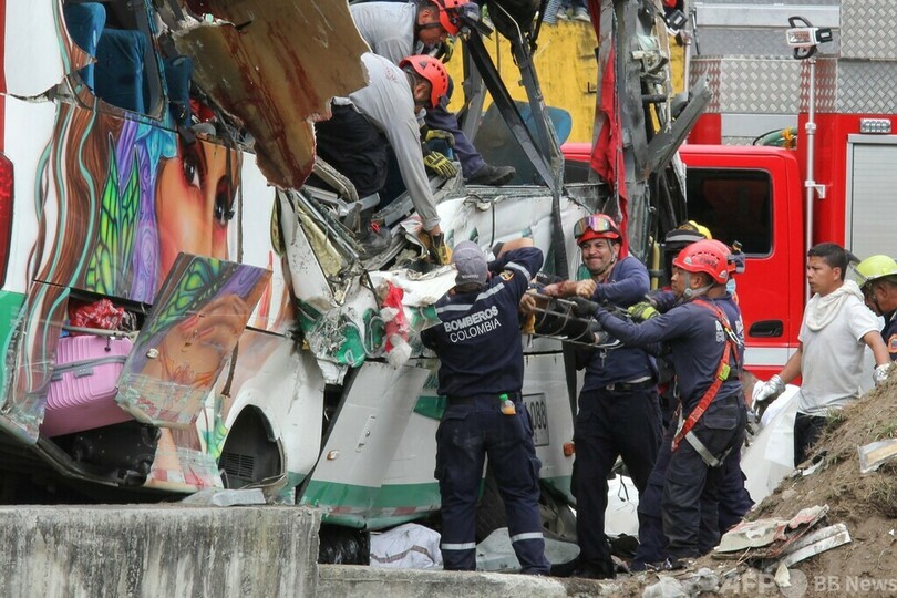 バス転落で20人死亡 コロンビア