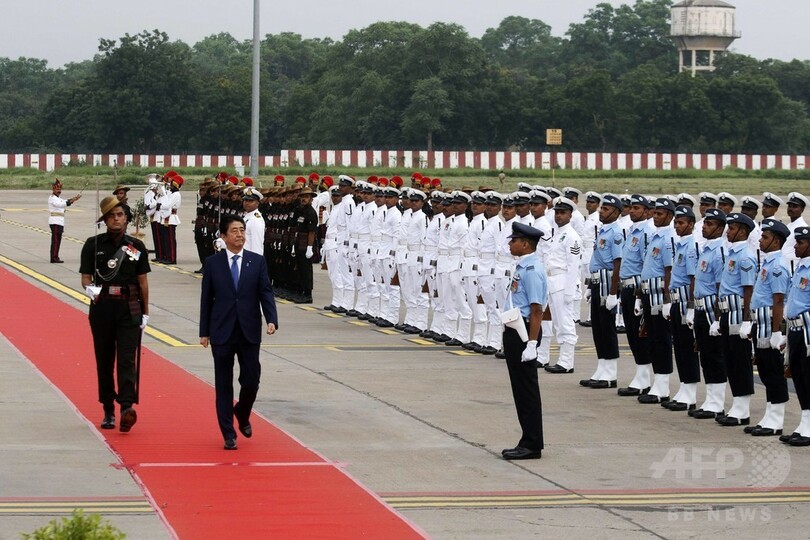 安倍首相、インドに到着 高速鉄道の起工式に出席へ