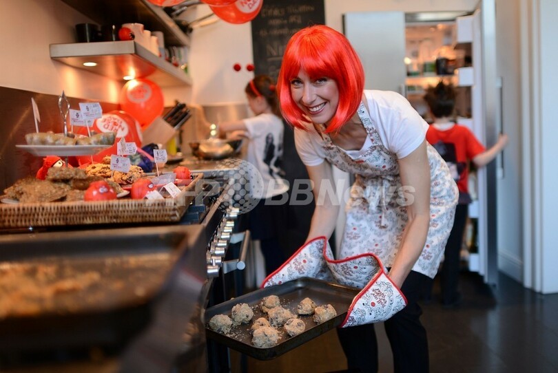 英首相夫人、慈善活動でコスプレ披露？