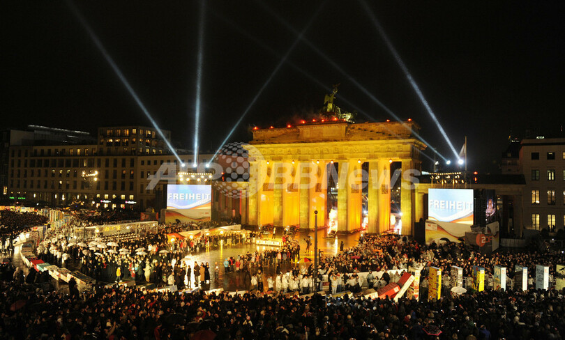 「ベルリンの壁」崩壊20年を祝う巨大ドミノ倒し