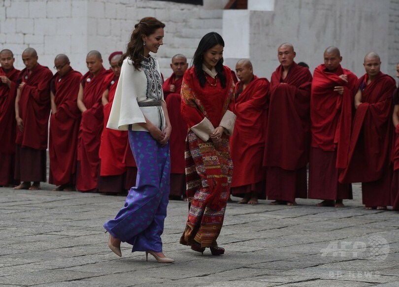 英王子夫妻、「幸せの国」ブータン初訪問 国王夫妻が歓迎