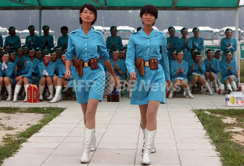 建国60周年に向け女性民兵が行軍の予行演習、中国