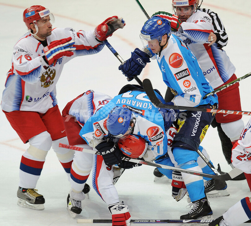 ロシア・アイスホッケー試合、開始直後に大乱闘 ほぼ全選手が退場に