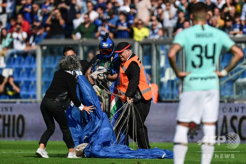 パラシュート男が試合中のピッチに侵入 サッカーセリエa 写真3枚 国際ニュース Afpbb News