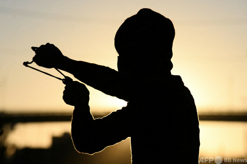 13歳少年、妹さらおうとした男をパチンコで撃退 米