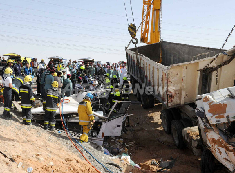 ミキサー車とバスが衝突、アジア系労働者22人即死 UAE