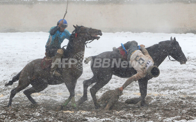 詰め物入りのヒツジの皮で競う騎馬競技「ブズカシ」、キルギス