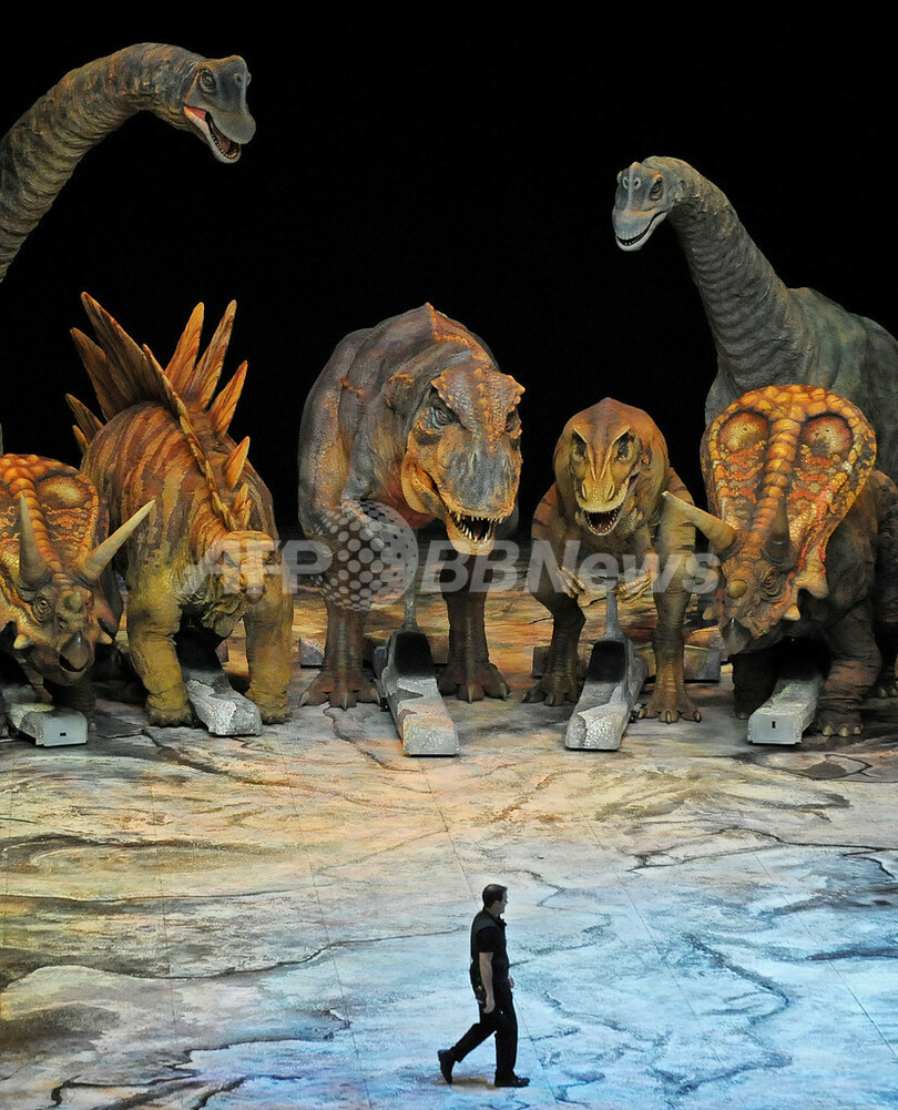 動く実物大模型に大興奮 話題の恐竜ショーがo2アリーナで開幕 英ロンドン 写真4枚 国際ニュース Afpbb News
