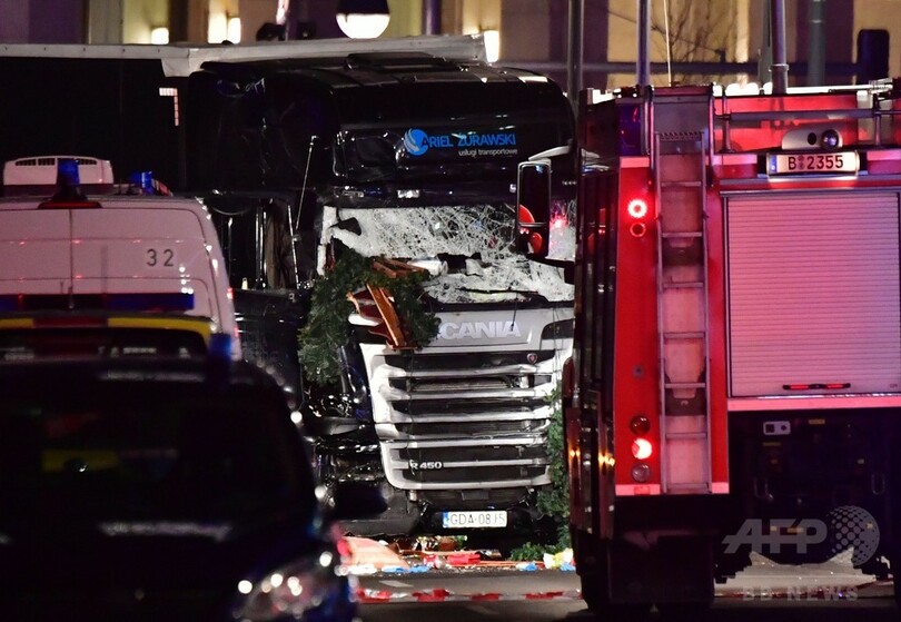 ベルリンXマス市にトラック突入、12人死亡48人負傷 テロの可能性