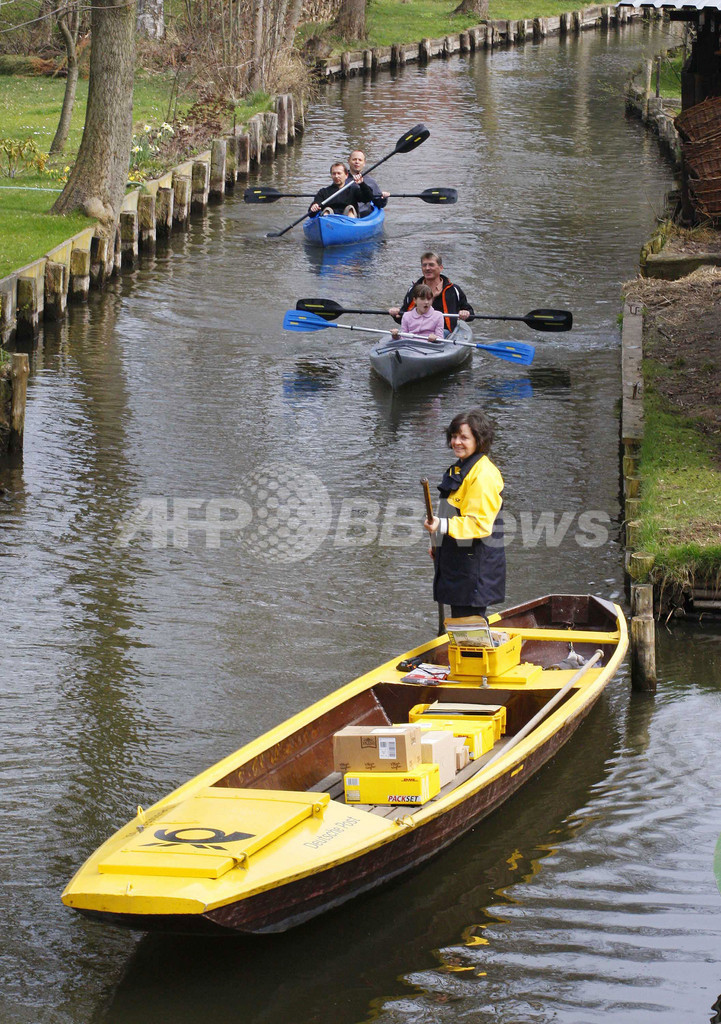春の訪れ告げる郵便配達ボート、ドイツ