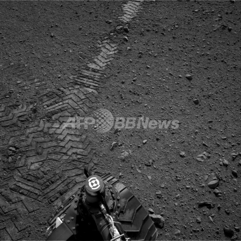 火星地表にわだちくっきり、キュリオシティー初テスト走行に成功