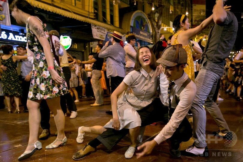 通りに繰り出して踊ろう 仏塔の町で300人がスイングダンス タイ 写真4枚 国際ニュース Afpbb News