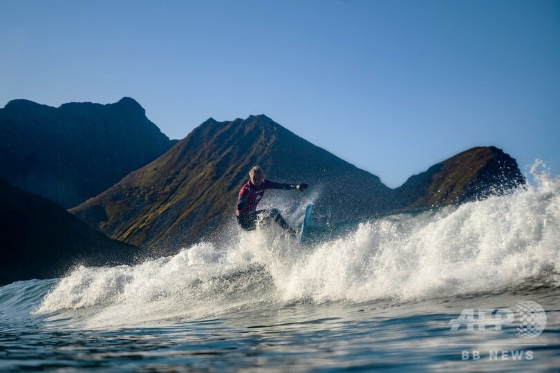 北極圏で「いい波」に乗る、サーフィン大会に約30人 ノルウェー