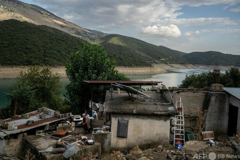 ギリシャの首都アテネから北西約240キロに位置するダム湖「モルノス湖」湖畔に暮らす現カリオ村の住民（2024年9月1日撮影）。(c)Angelos TZORTZINIS / AFP