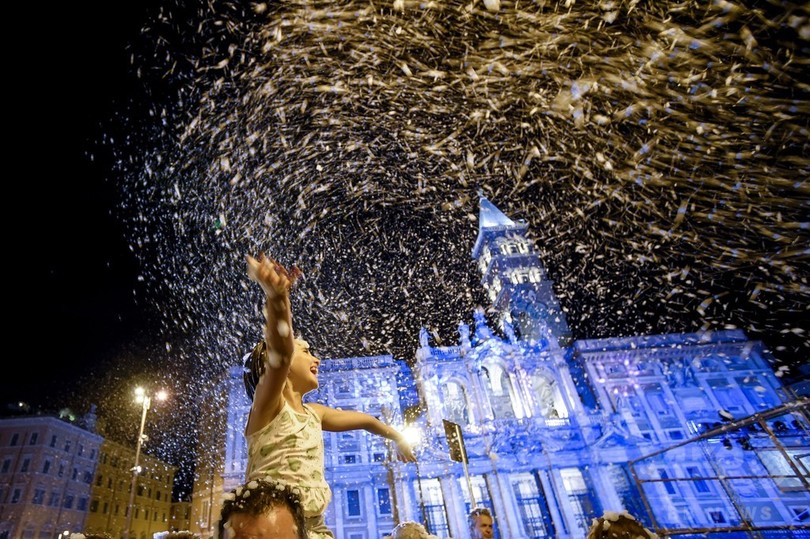 真夏の奇跡 伊ローマで泡の雪を降らせるイベント 写真14枚 国際ニュース Afpbb News