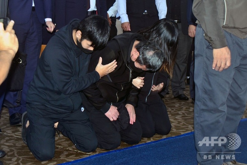 台湾の列車脱線事故、運転士が犠牲者の遺族に謝罪 台湾の列車脱線事故、運転士が犠牲者の遺族に謝罪