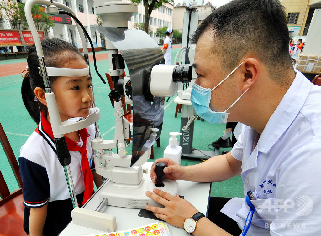 中国の近視の若年化深刻 電子機器の過度の使用が原因 中国の近視の若年化深刻 電子機器の過度の使用が原因