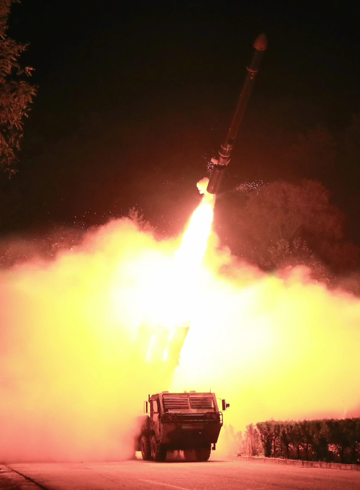 北朝鮮、戦闘機飛ばしミサイル発射… 「深夜」複合挑発 – KOREA WAVE