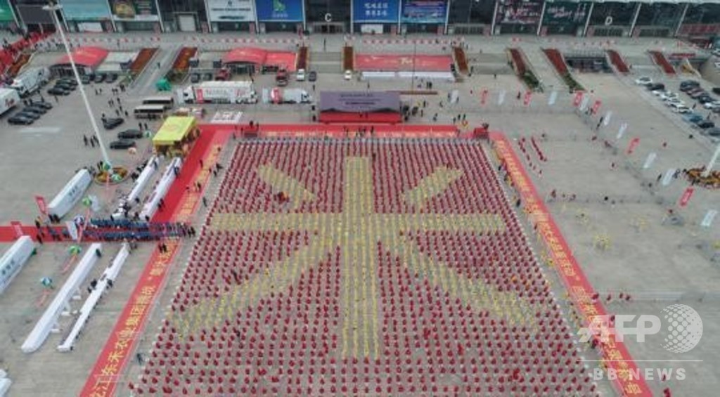 人が一斉に米を食べるギネス世界記録達成 「米」の人文字作りながら 黒竜江省