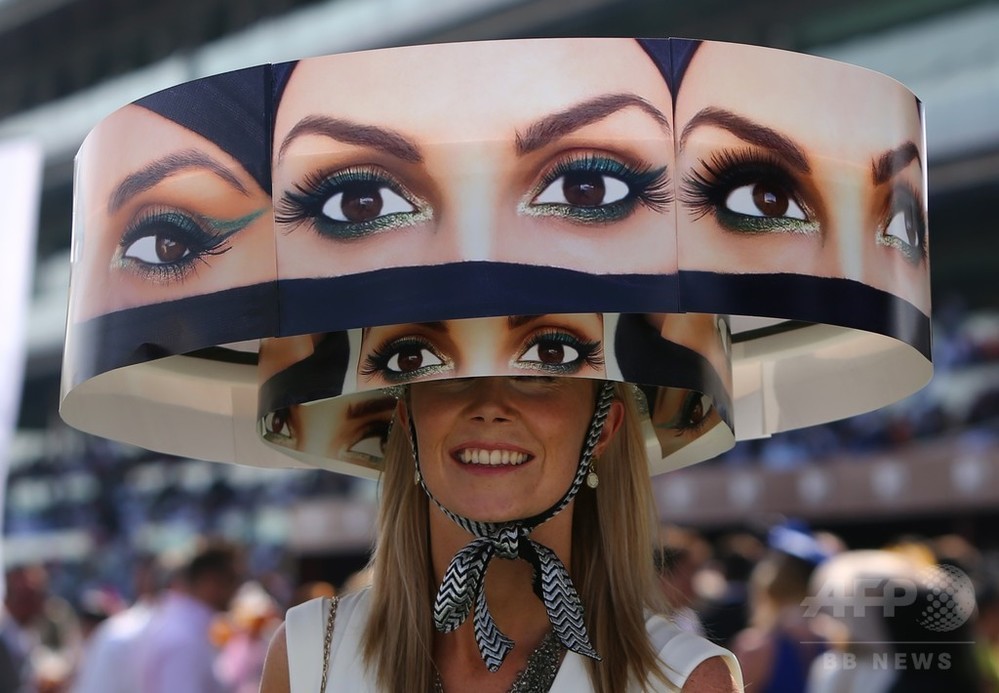 奇抜な帽子で競馬観戦する女性、ドバイ・ワールドカップ 写真1枚 国際