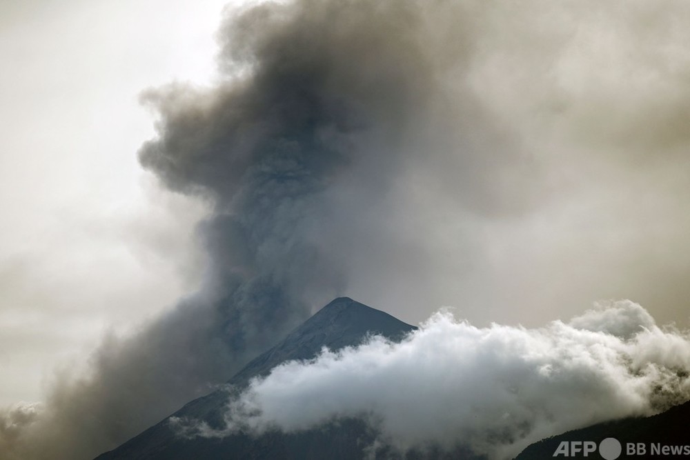 グアテマラ・フエゴ山で噴火