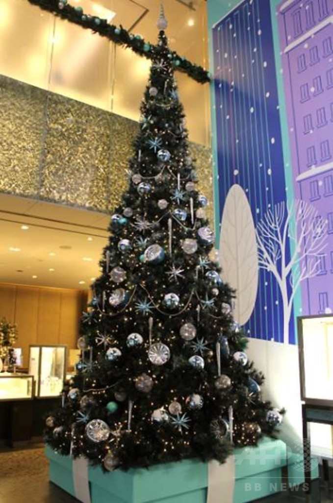 ティファニーのクリスマス、今年も巨大ツリーや限定品発売
