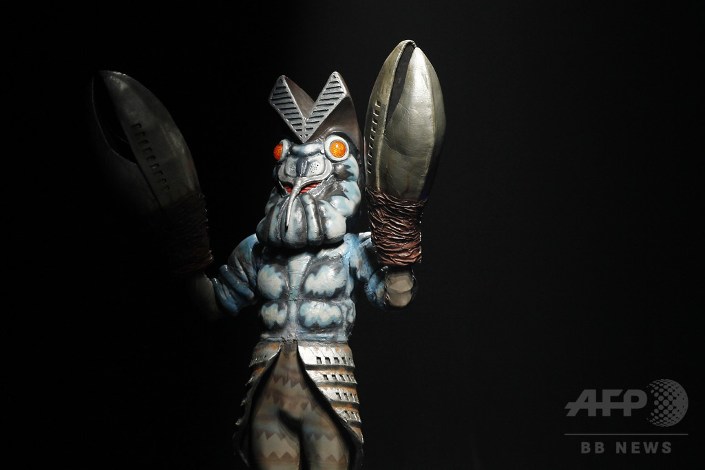 ウルトラマンも登場、新人デザイナーファッション大賞2014開催