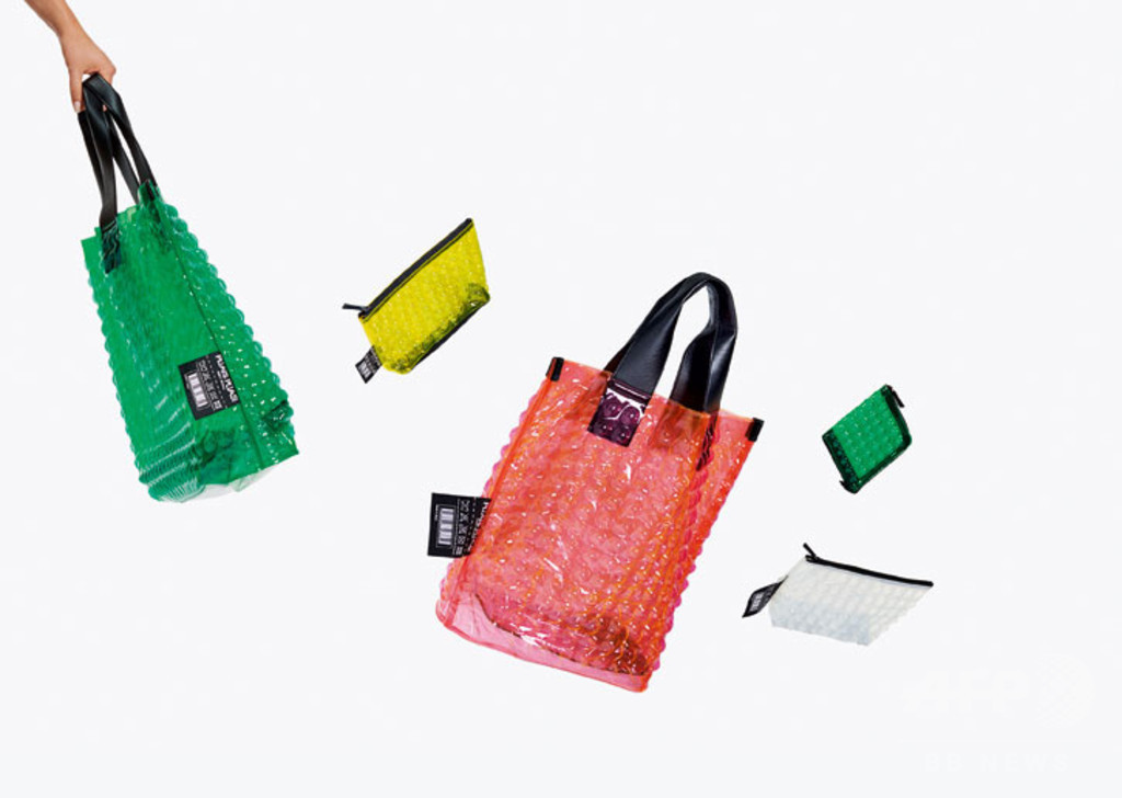 「プリーツ プリーズ イッセイ ミヤケ」春夏コレクション、1月9日発売