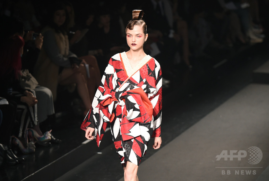 「ヨシキモノ」17年春夏、ずぶ濡れの着物で観客を魅了