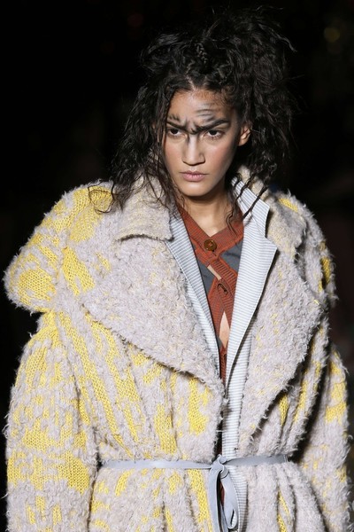 「ユニセックス」にまとう服、「ヴィヴィアン・ウエストウッド ゴールドレーベル」15/16秋冬