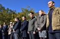 都内の駐日フランス大使公邸で開かれた仏風刺週刊紙シャルリー・エブド（Charlie Hebdo）本社襲撃事件の追悼集会で、黙とうをささげる在日フランス人たち（2015年1月8日撮影）。(c)AFP/Yoshikazu TSUNO