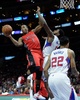14-15NBA、ロサンゼルス・クリッパーズ（Los Angeles Clippers）対トロント・ラプターズ（Toronto Raptors）。ロサンゼルス・クリッパーズのマット・バーンズ（Matt Barnes、手前）とデアンドレ・ジョーダン（DeAndre Jordan、右）をかわしシュートを狙うトロント・ラプターズのカイル・ローリー（Kyle Lowry、2014年12月27日撮影）。(c)AFP/Getty Images/Harry How