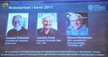 2017年のノーベル化学賞を受賞した（左から）ジャック・デュボシェ氏、ヨアヒム・フランク氏、リチャード・ヘンダーソン氏（2017年10月4日撮影）。(c)AFP/Jonathan NACKSTRAND