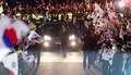 韓国・ソウルの私邸に到着した朴槿恵（パク・クネ）前大統領を乗せた車（2017年3月12日撮影）。(c)AFP/YONHAP