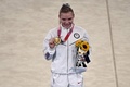 東京五輪、体操女子種目別ゆかの表彰式で、金メダルを手に喜ぶ米国のジェイド・キャリー（2021年8月2日撮影）。(c)Lionel BONAVENTURE/ AFP
