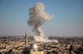 シリア首都ダマスカス近郊東グータのメスラバで政府軍の空爆が行われ、煙が上がる様子（2018年2月19日撮影）。(c)AFP PHOTO / Hamza Al-Ajweh