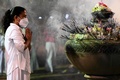 スリランカ・コロンボ近郊にあるケラニヤ寺院で、仏教に由来する祝日「満月祭」の日に祈りをささげる信者（2022年3月17日撮影）。(c)Ishara S. KODIKARA / AFP