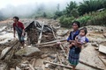 ベトナム北部イエンバイ省の山間部の鉄砲水に襲われた村を歩く住民ら（2017年8月4日撮影）。(c)AFP