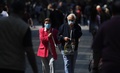 ドイツ・ドルトムントで、マスクを着けて歩く人々（2020年4月27日撮影）。(c)Ina FASSBENDER / AFP