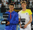 テニス、アピア国際（2013 Apia International Sydney Tennis Tournament）は12日、オーストラリアのシドニー（Sydney）で男子シングルス決勝が行われ、オーストラリアのバーナード・トミック（Bernard Tomic）は6-3、6-7、6-3で南アフリカのケビン・アンダーソン（Kevin Anderson）を下し、ツアー初優勝を飾った。

表彰式でトロフィーを手にポーズをとるケビン・アンダーソン（右）とバーナード・トミック（2013年1月12日撮影）。(c)AFP/Greg WOOD