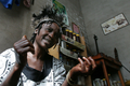 ジンバブエの首都ハラレ（Harare）近郊の自宅で先祖の霊を呼ぶ霊媒師のMartha Katsandeさん（2008年4月7日撮影）。(c)AFP/ALEXANDER JOE