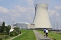 ベルギー・アントワープ（Antwerp）の北25キロにあるドール（Doel）原発（2012年8月9日撮影）。(c)AFP/GEORGES GOBET