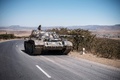エチオピア北部ティグレ州の州都メケレ近郊の路上に放置された戦車（2021年2月26日撮影、資料写真）。(c)EDUARDO SOTERAS / AFP