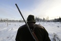 スウェーデンのクリスティーネハムン（Kristinehamn）近郊でのオオカミ狩りに参加するハンター（資料写真、2010年1月2日撮影）。(c)AFP/OLIVIER MORIN