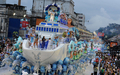 ブラジル・リオデジャネイロ（Rio de Janeiro）のカーニバルで9日、名門サンバチーム「ベイジャ・フロル（Beija-Flor）」の優勝が発表された。

ベイジャ・フロルの優勝はこれで13回目。雨にもかかわらず7万人の観衆が熱狂した8日のパレードでは10以上の参加チームのトリを務めた。

4000人のダンサーが参加したベイジャ・フロルのパレードに費やされた費用は、なんと約400万ドル（約3億3000万円）。カーニバルは8日夜に終了したが、同チームの優勝パーティーは10日まで続きそうだ（2011年3月8日撮影）。(c)AFP/VANDERLEI ALMEIDA