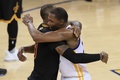 16-17NBAファイナル第5戦、ゴールデンステイト・ウォリアーズ対クリーブランド・キャバリアーズ。クリーブランド・キャバリアーズのレブロン・ジェームズ（左）とハグを交わすゴールデンステイト・ウォリアーズのケビン・デュラント（2017年6月12日撮影）。(c)AFP/Getty Images/Ronald Martinez
