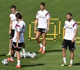 スペイン・スーパーカップ2014（Spanish Super Cup 2014）、アトレティコ・マドリード（Atletico Madrid）との第1戦を控え、バルデベバス（Valdebebas）のトレーニング施設で最終調整を行うレアル・マドリード（Real Madrid）の（左から）ギャレス・ベイル（Gareth Bale）、サミ・ケディラ（Sami Khedira）、クリスティアーノ・ロナウド（Cristiano Ronaldo）、カリム・ベンゼマ（Karim Benzema、2014年8月18日撮影）。(c)AFP/GERARD JULIEN