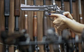 ブラジル・サンパウロの銃販売店で商品の銃を試す女性（2019年1月15日撮影）。(c)Miguel SCHINCARIOL / AFP