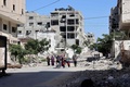 イスラエル軍の攻撃を受けるパレスチナ自治区ガザ地区のガザ市から避難する人々（2024年7月7日撮影）。(c)Omar AL-QATTAA / AFP