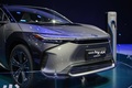 中国・上海で行われている上海国際モーターショーのトヨタのブースに展示された新たな電気自動車シリーズ第1弾「bZ 4X」（2021年4月19日撮影）。(c)Hector RETAMAL / AFP